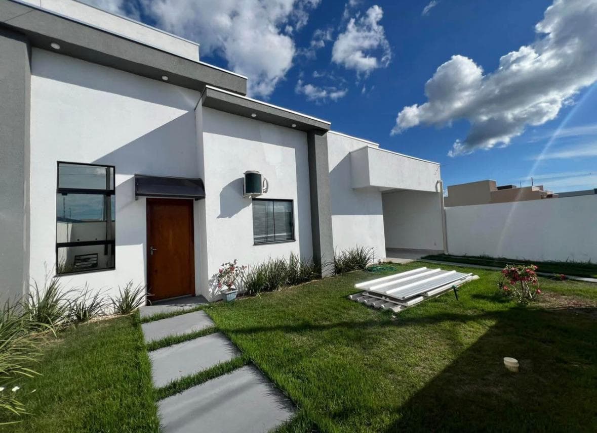 Casa a venda no Parque dos Poderes em Sorriso - Fachada e jardim