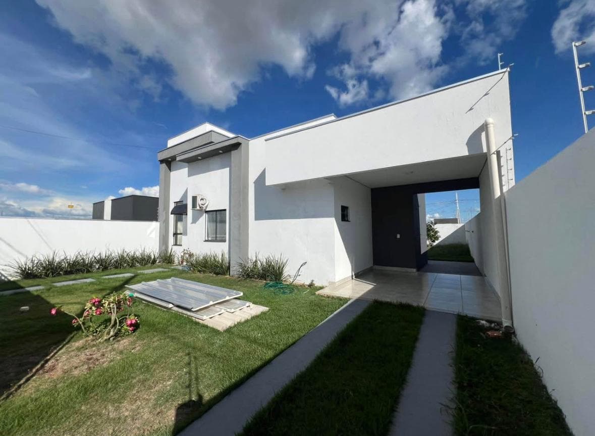 Casa a venda no Parque dos Poderes em Sorriso - Fachada e garagem