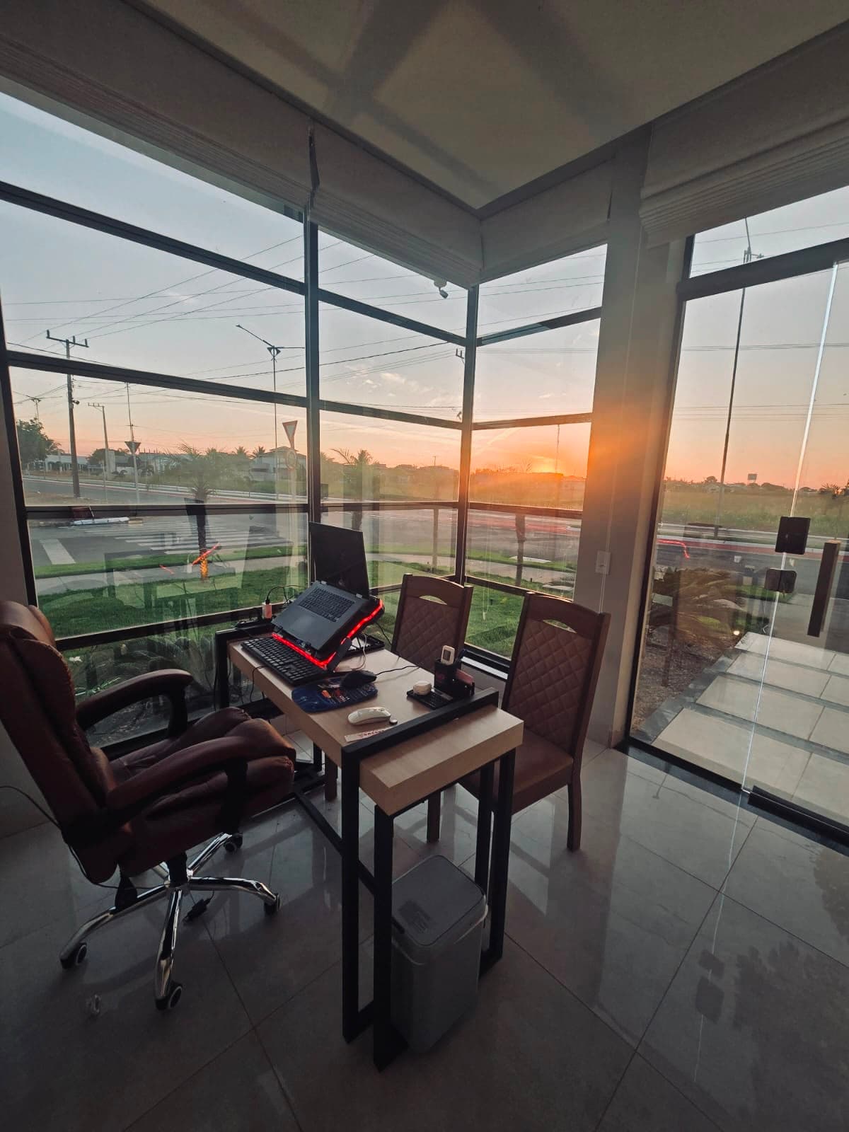 Escritorio com vista - Casa de esquina a venda na Avenida Sao Paulo