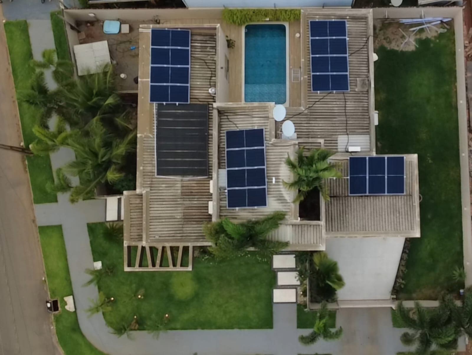 Vista aerea com energia solar - Casa de esquina a venda na Avenida Sao Paulo